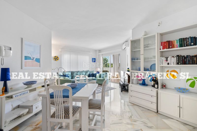 Foto 7ab60786-08a7-4b7f-8a41-e4968f6cbfeb. Apartament amb xemeneia piscina a Elviria Marbella