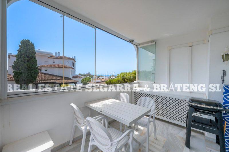 Foto b7f72934-738e-4b31-b7d0-fdeb3a8abcd6. Apartament amb xemeneia piscina a Elviria Marbella