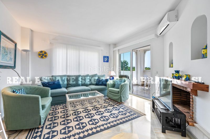 Foto ca46b7f5-fdd1-421a-9beb-32cceb38347c. Apartament amb xemeneia piscina a Elviria Marbella