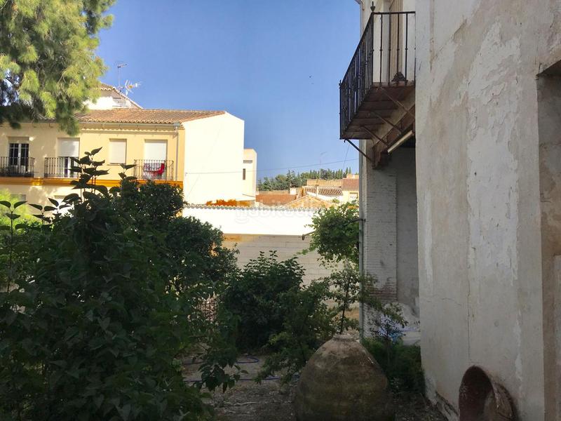Foto a442d668-e8c0-43e3-aaa2-e499d846977d. Terreno residencial solar en esquina en pleno Centro ! ideal para tu hogar o inversión en Antequera