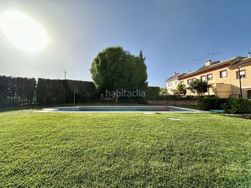 Foto bb27efc9-47b9-4e26-9d3a-10655e378eaa. Casa adossada amb piscina a Mollina