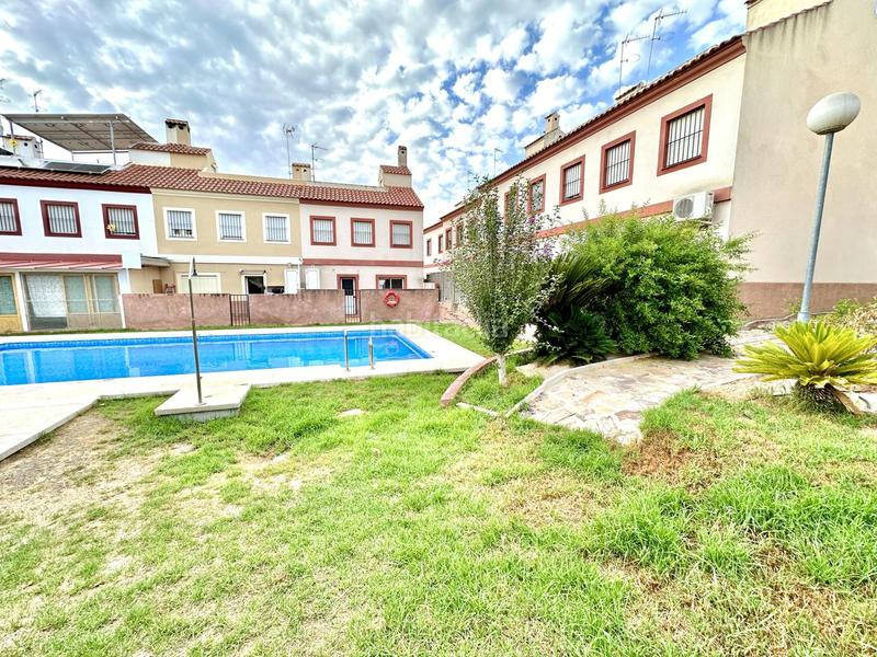 Foto 0f83054e-f678-4e8e-9e16-e42f11915e8f. Casa adosada tu hogar ideal te espera! adosado con jardín, piscina y solárium listo para entrar a vivir en Fuente de Piedra