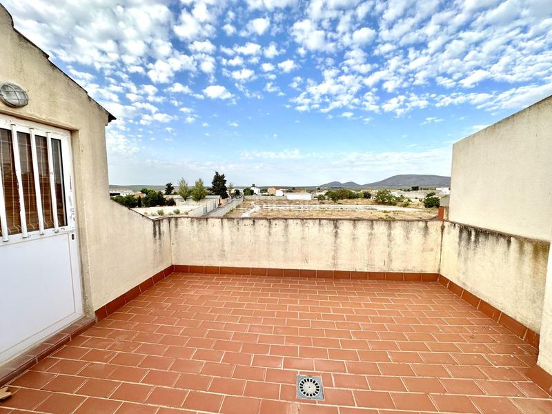 Foto 9a677a85-009c-45c1-9296-92fe08a53e44. Casa adosada tu hogar ideal te espera! adosado con jardín, piscina y solárium listo para entrar a vivir en Fuente de Piedra