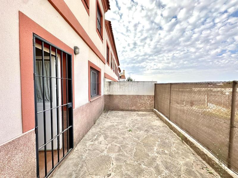 Foto a032dff2-adbb-4e40-9a2b-b0a6e6626661. Casa adosada tu hogar ideal te espera! adosado con jardín, piscina y solárium listo para entrar a vivir en Fuente de Piedra