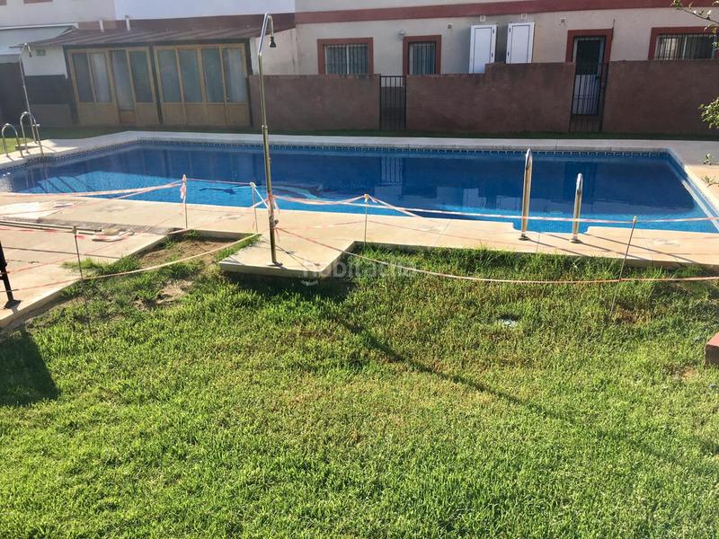 Foto a692cbbd-4880-4992-bff0-2f81a1a71d20. Casa adosada tu hogar ideal te espera! adosado con jardín, piscina y solárium listo para entrar a vivir en Fuente de Piedra