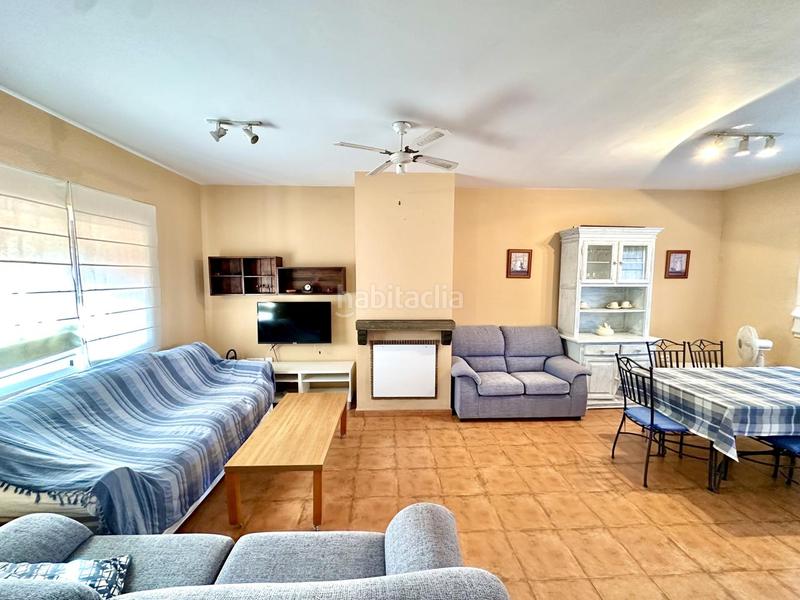 Foto e68fbd36-fd66-4d46-9c78-b8f61a5a1cf3. Casa adosada tu hogar ideal te espera! adosado con jardín, piscina y solárium listo para entrar a vivir en Fuente de Piedra