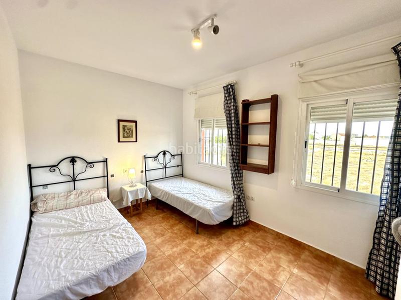 Foto f1acab40-c750-490d-9cd6-44be98d27ca8. Casa adosada tu hogar ideal te espera! adosado con jardín, piscina y solárium listo para entrar a vivir en Fuente de Piedra