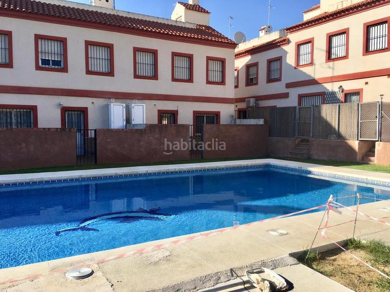 Foto f44dc154-9e42-48e0-a234-144829b4d64d. Casa adosada tu hogar ideal te espera! adosado con jardín, piscina y solárium listo para entrar a vivir en Fuente de Piedra