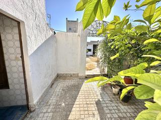 Casa a Sierra de Yeguas. Encantadora casa de pueblo con gran potencial y nave de 200 m en