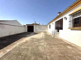 Casa a Fuente de Piedra. Encantadora casa en planta baja con amplio patio y jardín en el