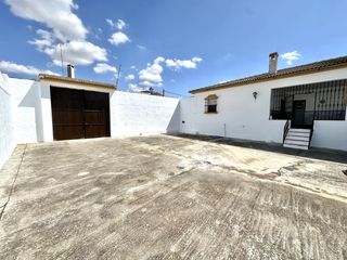Casa a Fuente de Piedra. Encantadora casa en planta baja con amplio patio y jardín en el