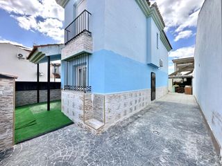 Casa  María zambrano. Chalet en esquina con patio y gran potencial en fuente de piedra