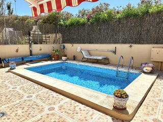 House  Las encinas. Chalet independiente con piscina privada en fuente de piedra com