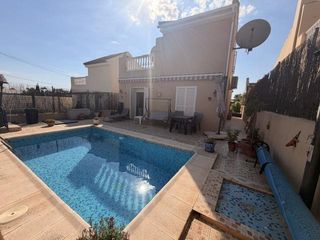 Casa  Las encinas. Chalet independiente con piscina privada en fuente de piedra com