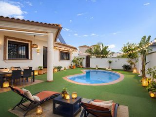 Casa  Calle poleo de sierrezuela. Villa independiente con piscina y amplios espacios en zona resid