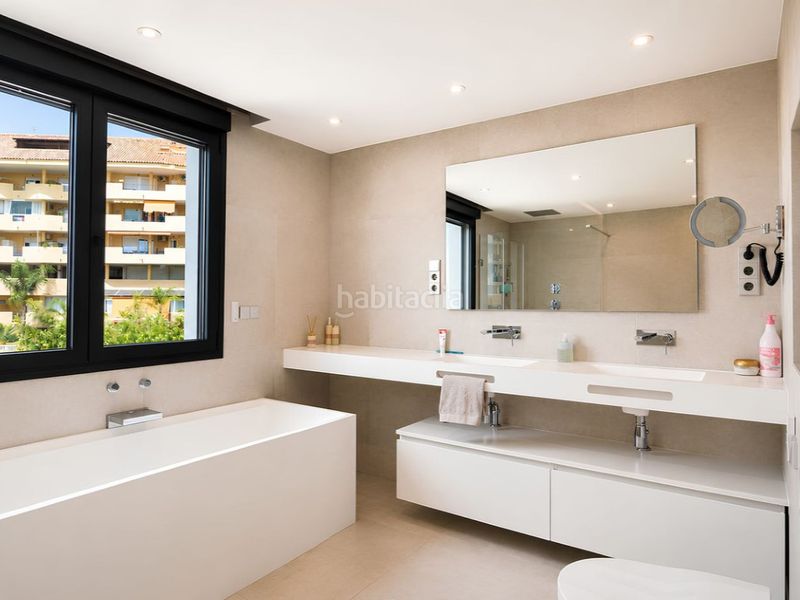 Foto 9a8f739e-4833-4bb3-9233-7e10272ee3b1. Casa amb calefacció aparcament piscina a Torreblanca del Sol Fuengirola