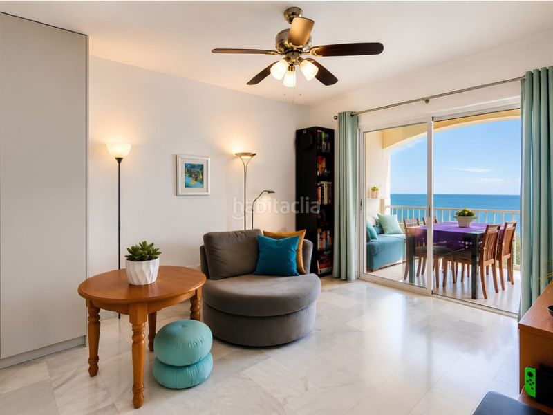 Foto 10ea0bd1-3530-40b1-b14f-0be1157ab7a6. Piso vive el sueño mediterráneo en este precioso apartamento en primera línea de playa. en Fuengirola