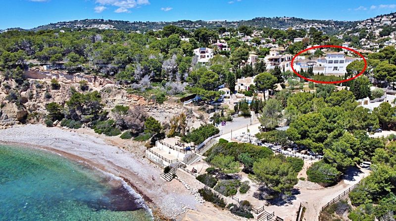 Foto 3bb84a09-2dfb-4ff7-a9ea-cd946ba21115. Xalet amb calefacció aparcament piscina a Cala Advocat-Baladrar Benissa