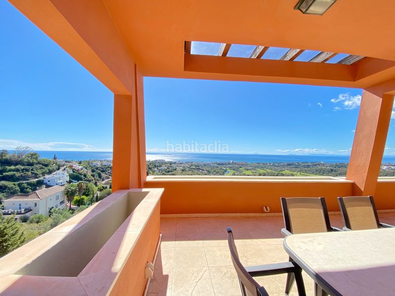 Foto 325dff99-ef39-4a23-bbc8-571ecc99d066. Àtic amb xemeneia aparcament piscina a El Rosario - Ricmar Marbella