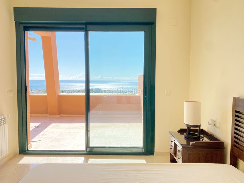 Foto a4764ee5-e44e-418b-acb9-010297f50732. Àtic amb xemeneia aparcament piscina a El Rosario - Ricmar Marbella