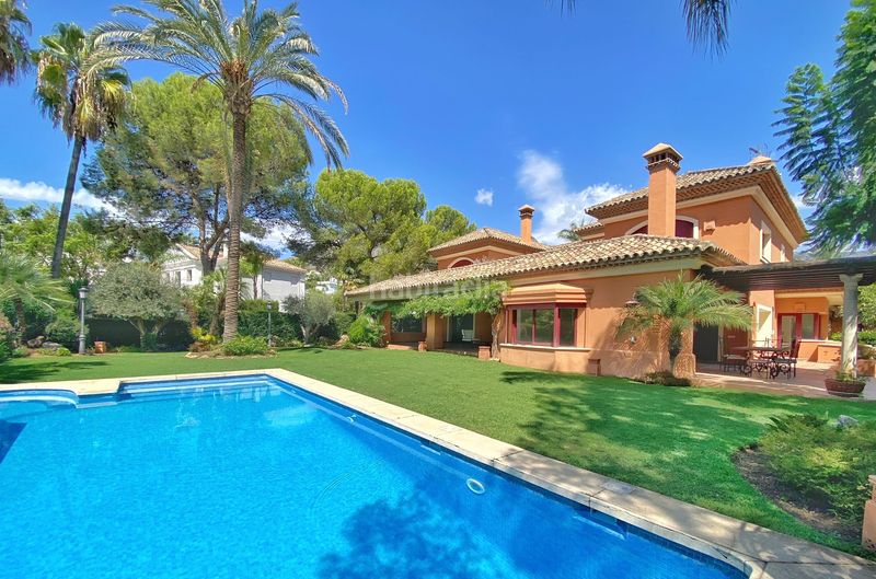 Foto 6ca075c8-3ab4-4419-8e04-9e8f97085745. Xalet amb aparcament piscina a Sierra Blanca Marbella