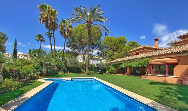 Foto f3ae7ac1-2ed2-4fe8-9b22-5d004fa29a6c. Xalet amb aparcament piscina a Sierra Blanca Marbella