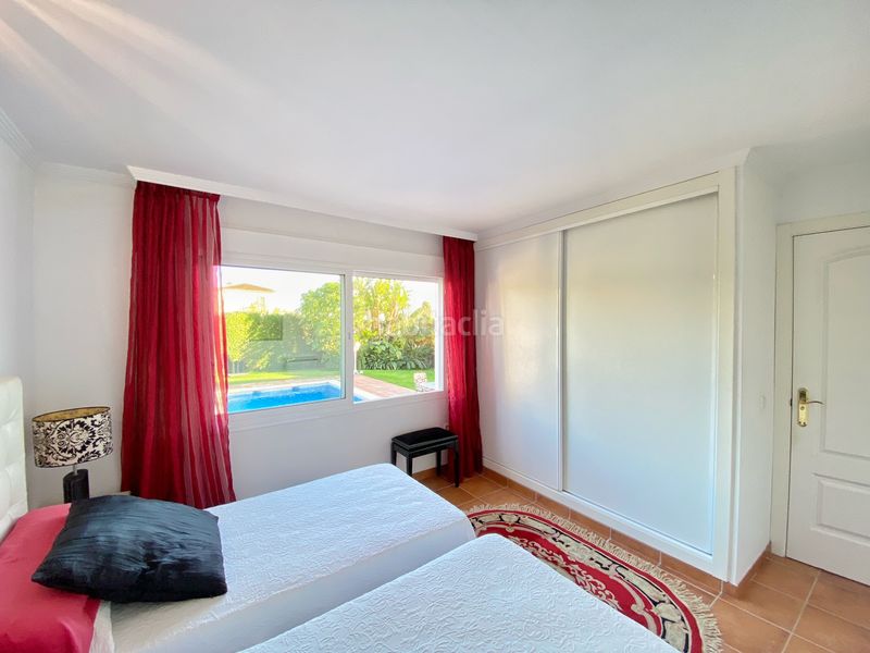 Foto edf7153d-f750-43e2-bd6f-1c38337bbdfe. Xalet amb xemeneia calefacció aparcament piscina a Marbella
