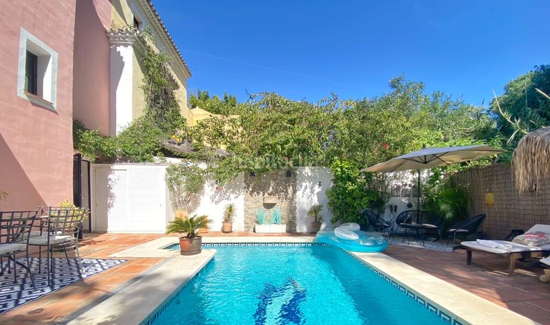 Foto 0f19c967-734c-463b-9fb8-151901bc8c4c. Doppelhaus mit kamin pool in La Carolina - Guadalpín Marbella