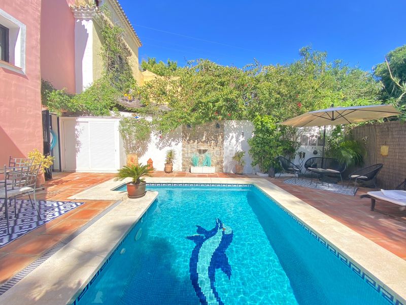 Foto 8bbd50e5-cee0-45e7-909d-35be3a20d5da. Doppelhaus mit kamin pool in La Carolina - Guadalpín Marbella