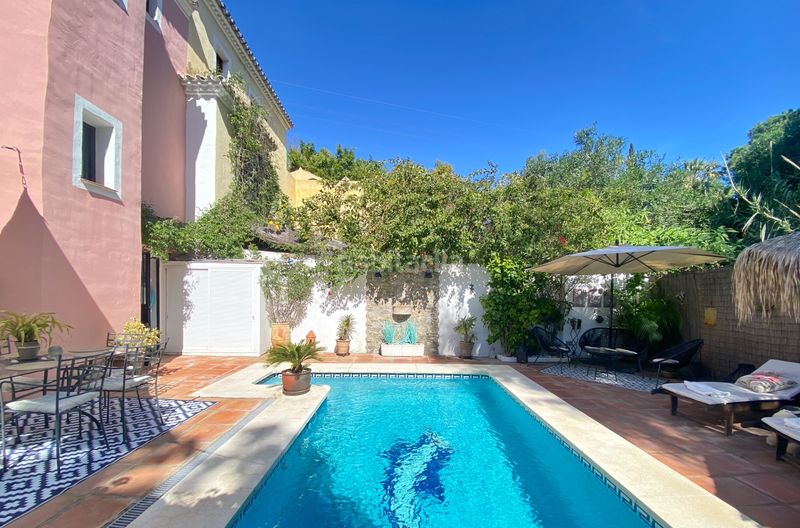Foto 9686fc21-fc16-4a7a-9bc4-6e1237f1bfd9. Doppelhaus mit kamin pool in La Carolina - Guadalpín Marbella