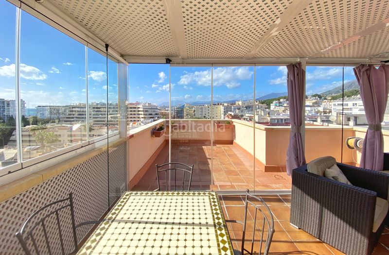 Foto 5d834d93-f505-4a66-9835-1f75b8b9e345. Àtic amb xemeneia a Playa Bajadilla - Puertos Marbella