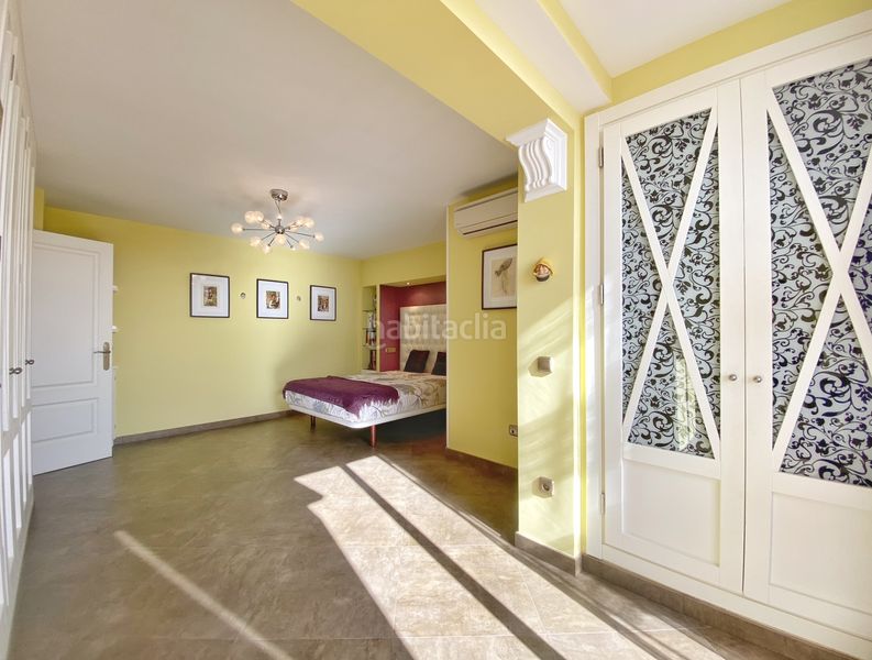 Foto fdaa6461-d07a-4e82-bf0d-74b66c70ab8d. Àtic amb xemeneia a Playa Bajadilla - Puertos Marbella
