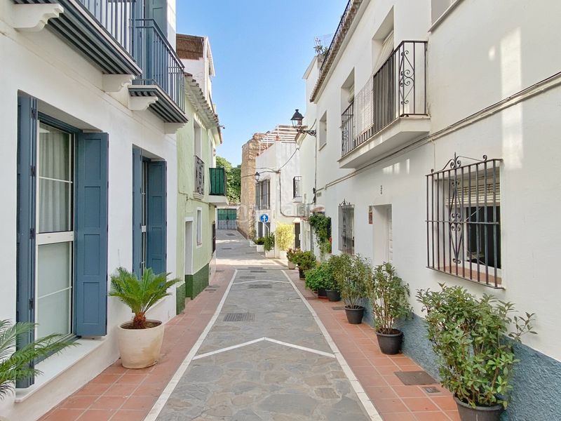 Foto 70dbc69f-04d2-4fc1-9617-af2d10f41b68. Casa aparellada amb xemeneia a Casco Antiguo Marbella