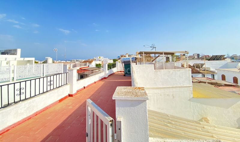 Foto e6a7c588-334d-4d58-b73d-97636e158d4d. Casa aparellada amb xemeneia a Casco Antiguo Marbella