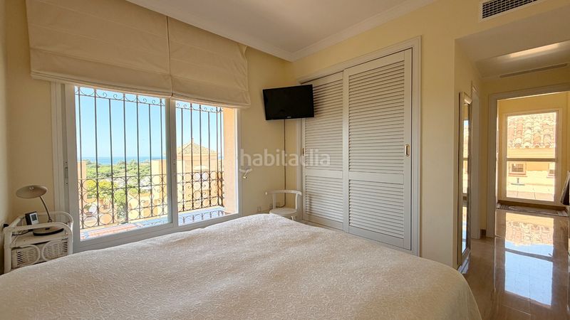 Foto 1ac0d6c0-4d3e-48e8-8c7e-56085723a13a. Àtic amb xemeneia calefacció aparcament piscina a Marbella