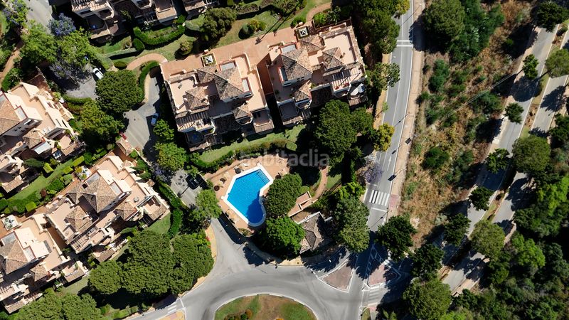 Foto 472c32c6-85da-4b4a-92b7-1d0f121d174c. Àtic amb xemeneia calefacció aparcament piscina a Marbella
