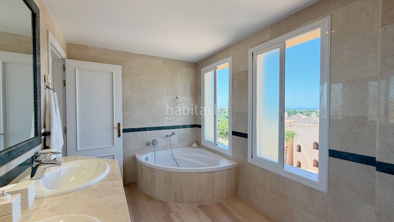 Foto 4b0b0345-e2c0-45b1-96e7-925bd6b0e19f. Àtic amb xemeneia calefacció aparcament piscina a Marbella