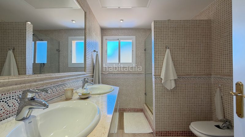 Foto 59755691-9d29-448d-86c4-87ced5a3e857. Àtic amb xemeneia calefacció aparcament piscina a Marbella