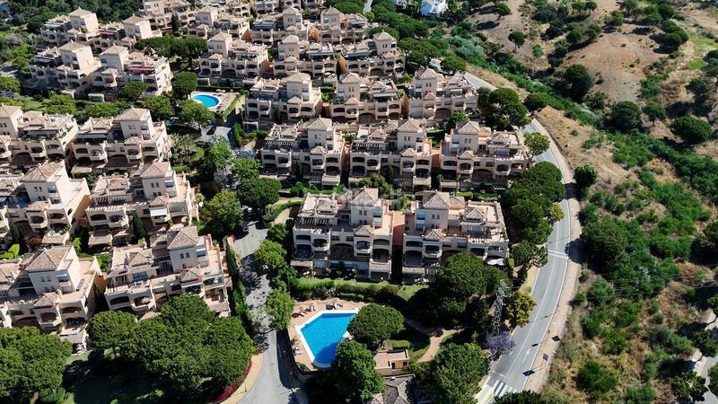 Foto 62a72e95-77bb-41b1-950d-b6118ee9d4c8. Àtic amb xemeneia calefacció aparcament piscina a Marbella