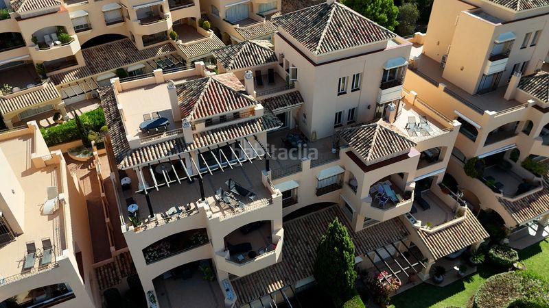 Foto 7fb5bd75-ae76-42c7-a1d5-9e4798b779f8. Àtic amb xemeneia calefacció aparcament piscina a Marbella
