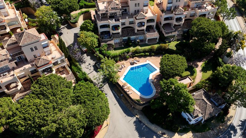 Foto 87d2f54d-ef45-44e0-ac97-0b1838ce339f. Àtic amb xemeneia calefacció aparcament piscina a Marbella