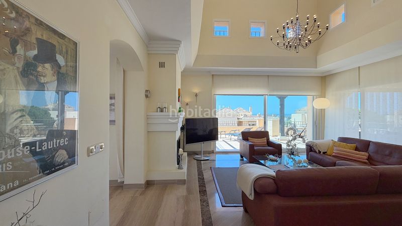 Foto a91328c4-77bf-48d7-a5d2-a119d409f45a. Àtic amb xemeneia calefacció aparcament piscina a Marbella