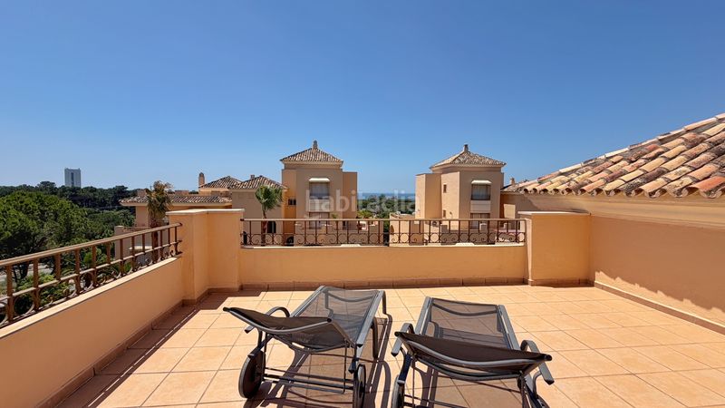 Foto a9c6fdc1-2076-43da-9ca1-becfd7b32b58. Àtic amb xemeneia calefacció aparcament piscina a Marbella