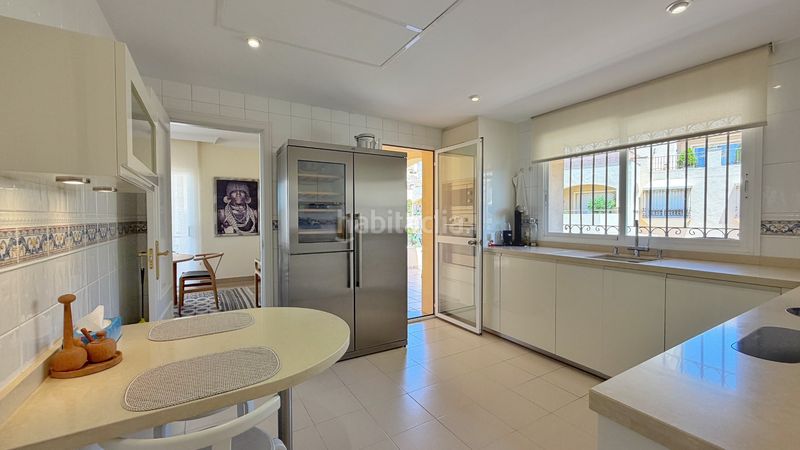 Foto bc135974-d2d9-4166-9ba2-9c3b8bcd477b. Àtic amb xemeneia calefacció aparcament piscina a Marbella
