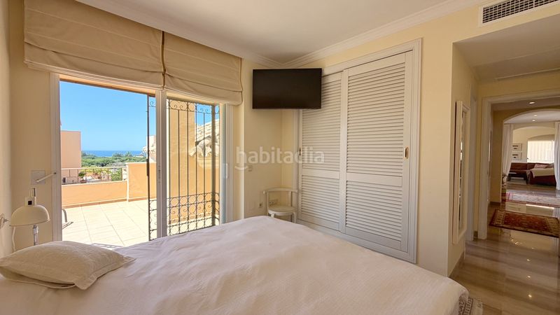 Foto c6f3cb27-7af4-49c1-97ab-7920a022d5f1. Àtic amb xemeneia calefacció aparcament piscina a Marbella