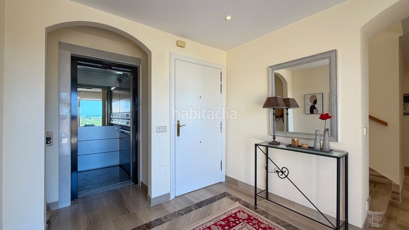 Foto cfded253-8899-4f1e-b367-6b30d3464dc9. Àtic amb xemeneia calefacció aparcament piscina a Marbella