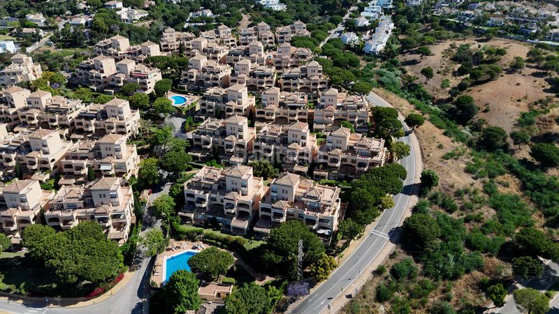 Foto df29a35d-8813-4146-ac56-f41e8c10e1d1. Àtic amb xemeneia calefacció aparcament piscina a Marbella
