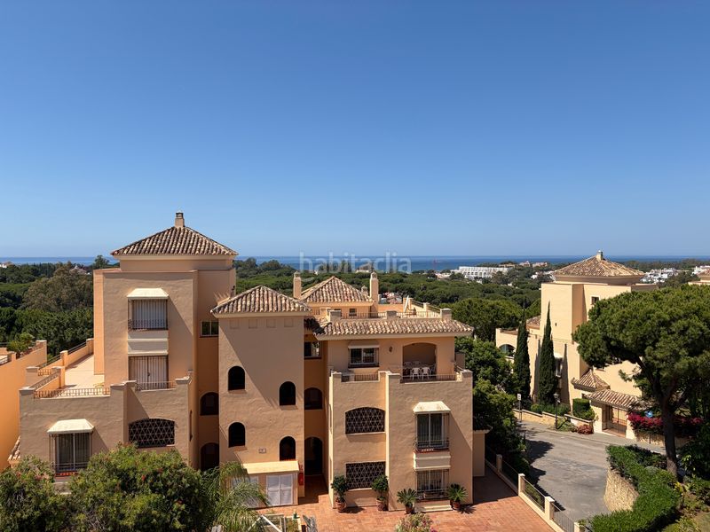 Foto f020aeda-4260-44b4-8bd0-2d017a5bba9f. Àtic amb xemeneia calefacció aparcament piscina a Marbella