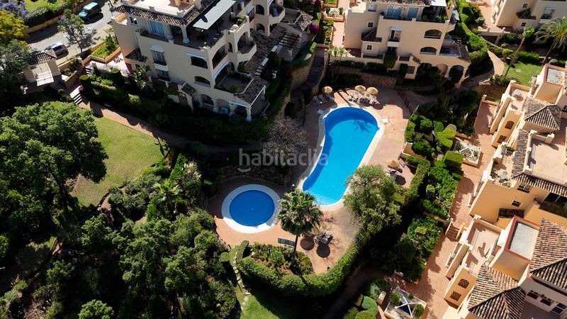 Foto fc369a82-31f1-416e-8fd1-fd706ddeee39. Àtic amb xemeneia calefacció aparcament piscina a Marbella