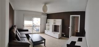 Appartement à Calle miguel vázquez delgado 1. Amplio piso en una zona tranquila, pero repleta de servicios.